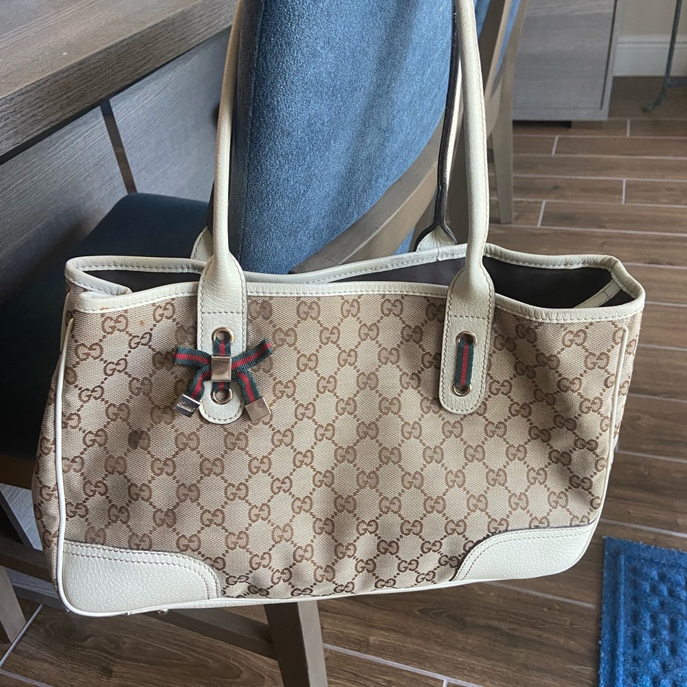 Vintage Gucci medium sized purse red/green bow